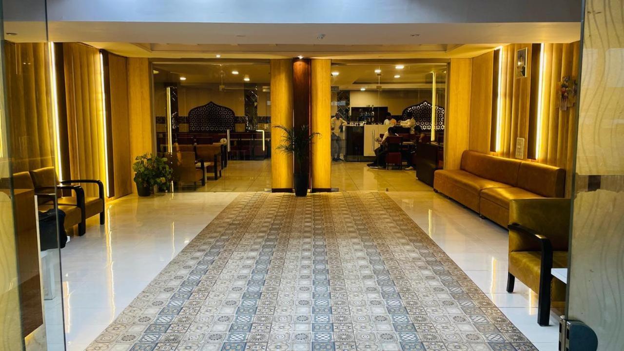 Hotel Kuber Rāi Exterior foto